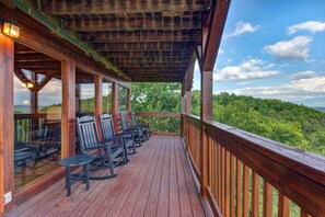 Property grounds - Beverly's Bearadise (Sevierville)