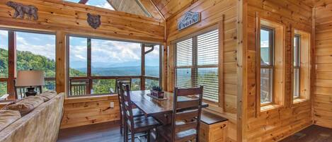 Kabin, Beberapa Tempat Tidur, patio, pemandangan gunung (Majestic View) | Tempat makan