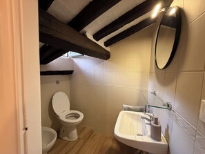 Douche, sèche-cheveux, bidet, serviettes fournies