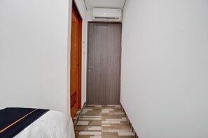 Premium bedding, free WiFi, bed sheets - Capital O 94914 Kemayoran Guest House (Jakarta)