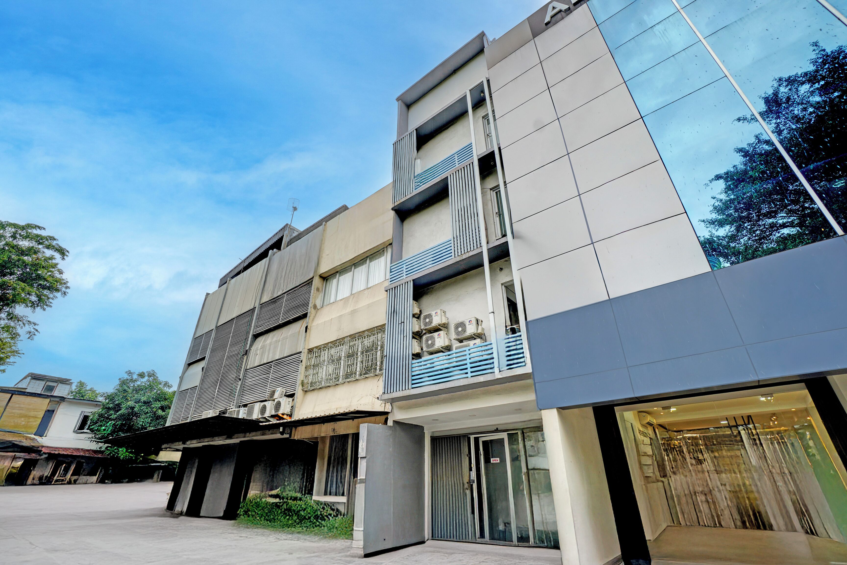 Vista frontal de la propiedad