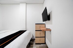 Premium bedding, free WiFi, bed sheets - Capital O 94914 Kemayoran Guest House (Jakarta)