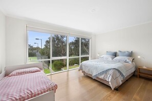 4 bedrooms, iron/ironing board, WiFi, bed sheets - Rally House Fairhaven (Fairhaven)