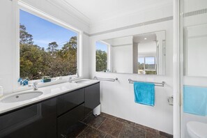Shower - Rally House Fairhaven (Fairhaven)