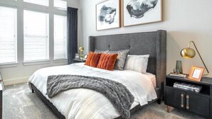 Deluxe Apartment, Balcony, City View | Down comforters, pillowtop beds, iron/ironing board, WiFi (free) - Suite Nation Downtown Fort Worth (Fort Worth)