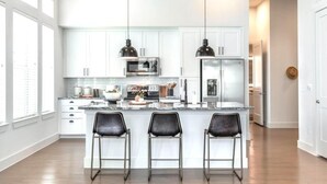 Coffee/tea maker, fridge, microwave, oven - Suite Nation Downtown Fort Worth (Fort Worth)