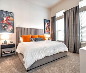 Untuvapeitot, pillowtop-patjalliset sängyt, silitysrauta/-lauta