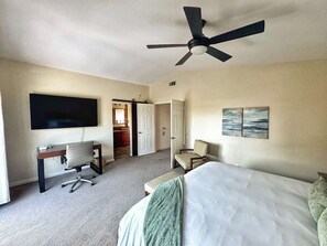 Escritorio, tabla de planchar con plancha, cuna de viaje y wifi gratis 