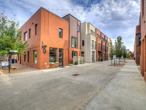 Modern LUXE 1-Bed In Wheeler District