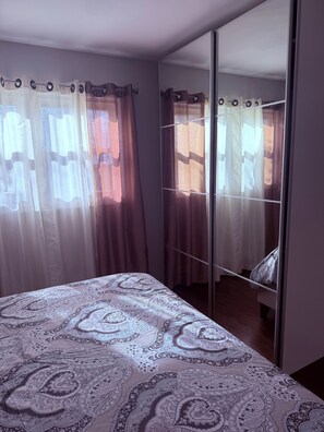 Tabla de planchar con plancha, wifi y ropa de cama