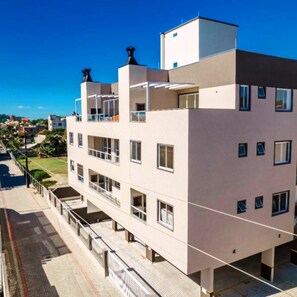 Exterior - Apartment in the heart of Bombinhas (ground floor) with a swimming pool in the condominium. (Bombinhas)