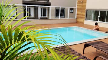 Una piscina al aire libre