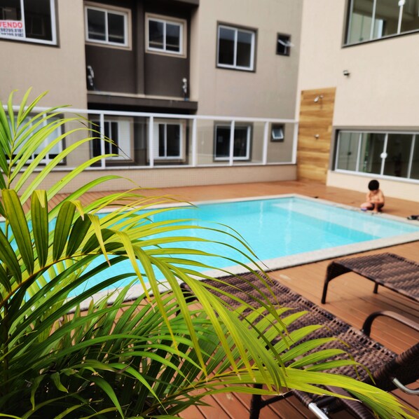 Una piscina al aire libre