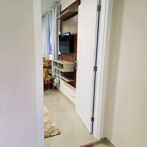 Interior - Apartment in the heart of Bombinhas (ground floor) with a swimming pool in the condominium. (Bombinhas)