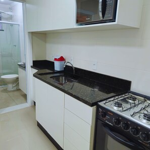 Fridge, microwave, oven, stovetop - Apartment in the heart of Bombinhas (ground floor) with a swimming pool in the condominium. (Bombinhas)