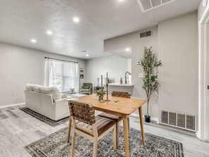Dining - Lovely 1-Bedroom King Bed in Paseo (Oklahoma City)