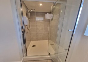 Bañera con ducha, bañera profunda, toallas