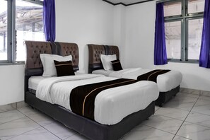 Standard Twin Room | Premium bedding, free WiFi, bed sheets - Collection O near Universitas Negeri Padang formerly Hotel Amra (Padang)