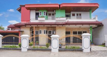 Collection O near Universitas Negeri