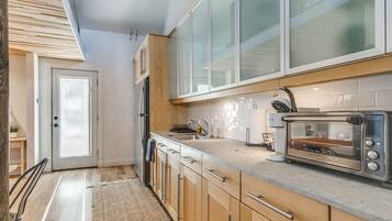 Réfrigérateur, micro-ondes, cafetiÚre/bouilloire, grille-pain