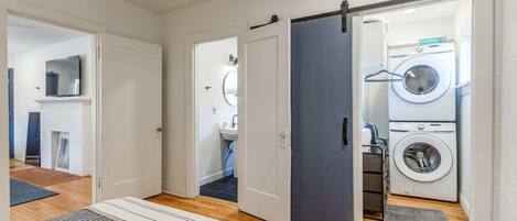 1 chambre, fer et planche à repasser, lit parapluie, Wi-Fi