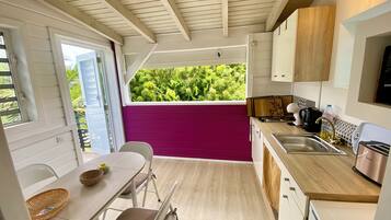 Réfrigérateur, four à micro-ondes, surface de cuisson, cafetière-théière