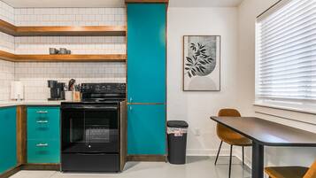 Een koelkast, een oven, een kookplaat, een koffiezetapparaat/waterkoker