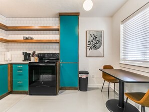 Een koelkast, een oven, een kookplaat, een koffiezetapparaat/waterkoker