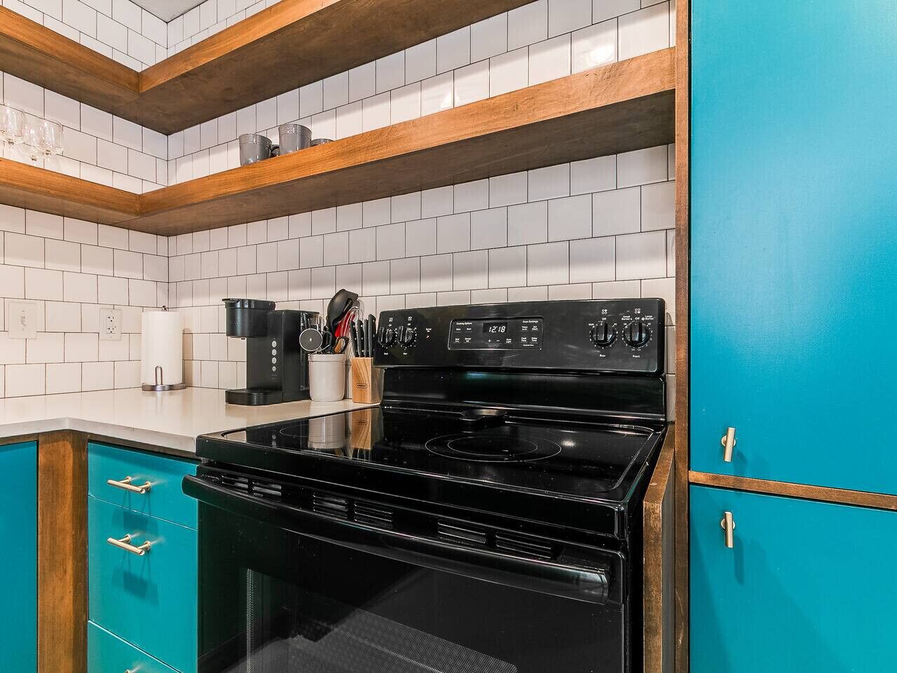 Kjøleskap, ovn, kokeplater og kaffetrakter/tekoker