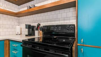 Een koelkast, een oven, een kookplaat, een koffiezetapparaat/waterkoker