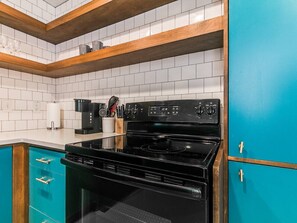 Een koelkast, een oven, een kookplaat, een koffiezetapparaat/waterkoker