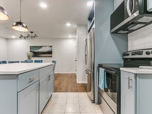 Refrigerador, microondas, horno y parrilla de estufa 