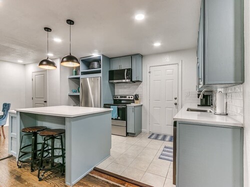 Beautiful 2-Bedroom Near Wheeler