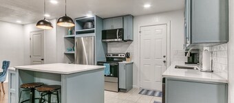 Beautiful 2-Bedroom Near Wheeler