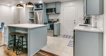 Beautiful 2-Bedroom Near Wheeler