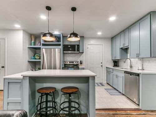 Beautiful 2-Bedroom Near Wheeler