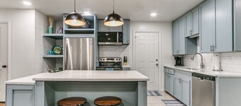 Beautiful 2-Bedroom Near Wheeler