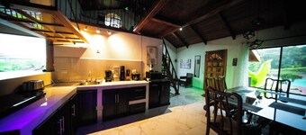 Blu House Luxe: 6BR for Large Families, Jacuzzi and Arenal Views