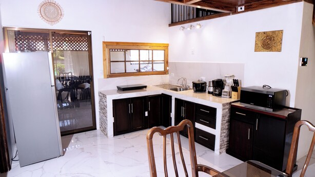 A modern kitchen with a refrigerator, microwave, and coffee maker. - Blu House Luxe: 6BR for Large Families, Jacuzzi and Panoramic Views (Provincia de Alajuela)