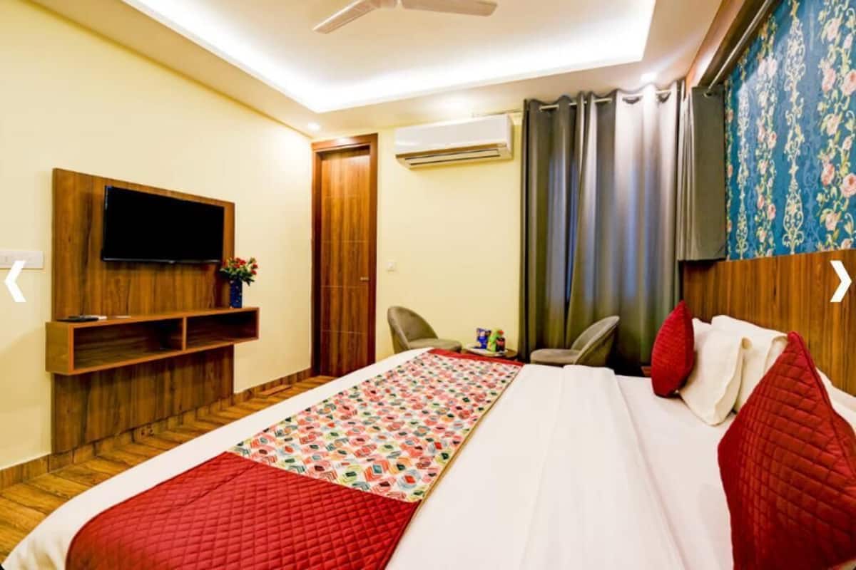 غرفة ديلوكس مزدوجة - بشرفة - منظر للمدينة | أغطية فراش متميزة ومكتب ومساحة عمل للكمبيوتر المحمول وواي فاي مجانًا