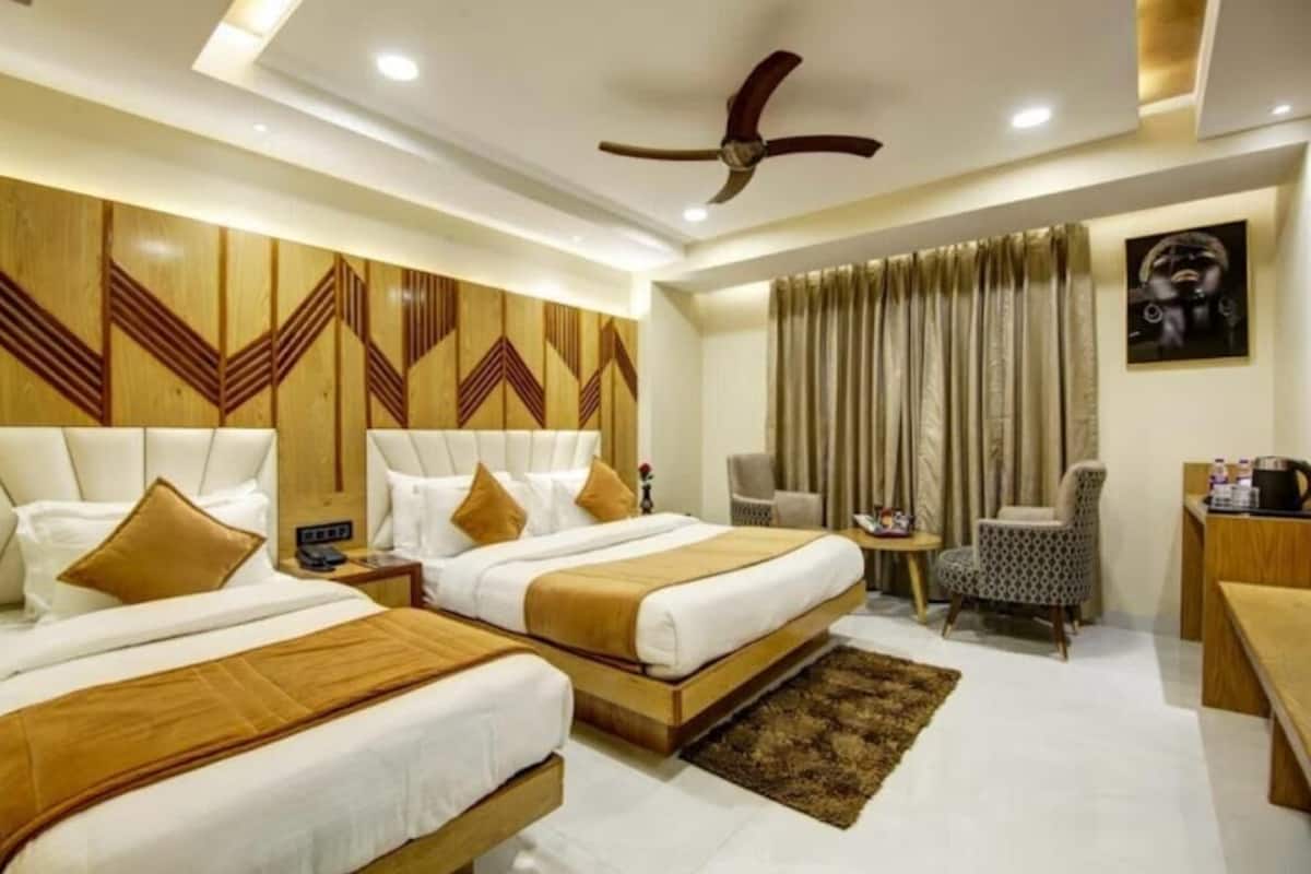 Kamar Double Deluks, balkon, pemandangan kota | Seprai premium, meja kerja, ruang kerja ramah laptop, dan Wi-Fi gratis