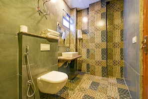 Shower, hydromassage showerhead, free toiletries, hair dryer - Hotel Rosewood Near Delhi Airport (New Delhi)