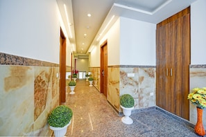 Lobby - Hotel Rosewood Near Delhi Airport (New Delhi)