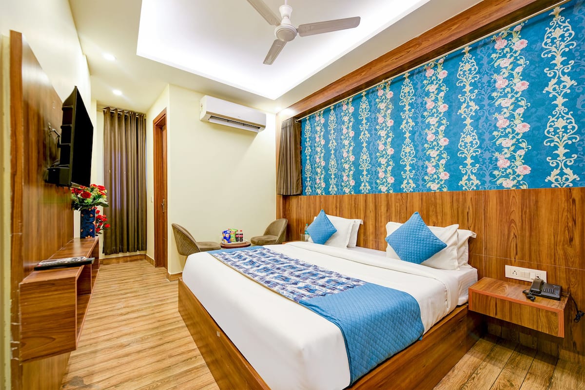 Deluxe Room, 1 Bedroom, Balcony, City View | Egyptian cotton sheets, premium bedding, memory foam beds, desk