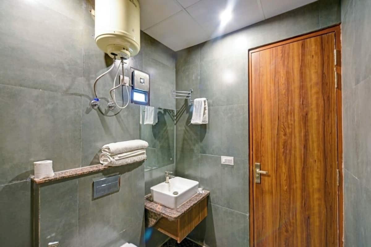 Shower, sandal, handuk, dan sabun