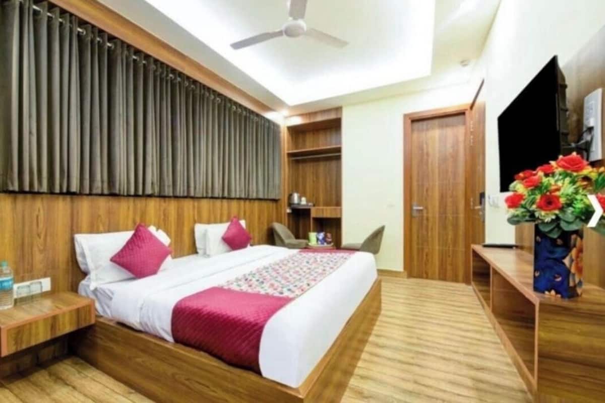 Deluxe Room, 1 Bedroom, Balcony, City View | Egyptian cotton sheets, premium bedding, memory-foam beds, desk
