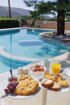 Free daily buffet breakfast - Lithos By The Sea (East Mani)