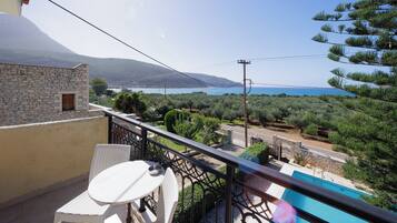 Chambre Triple, balcon, vue mer | Chambres insonorisées, Wi-Fi gratuit