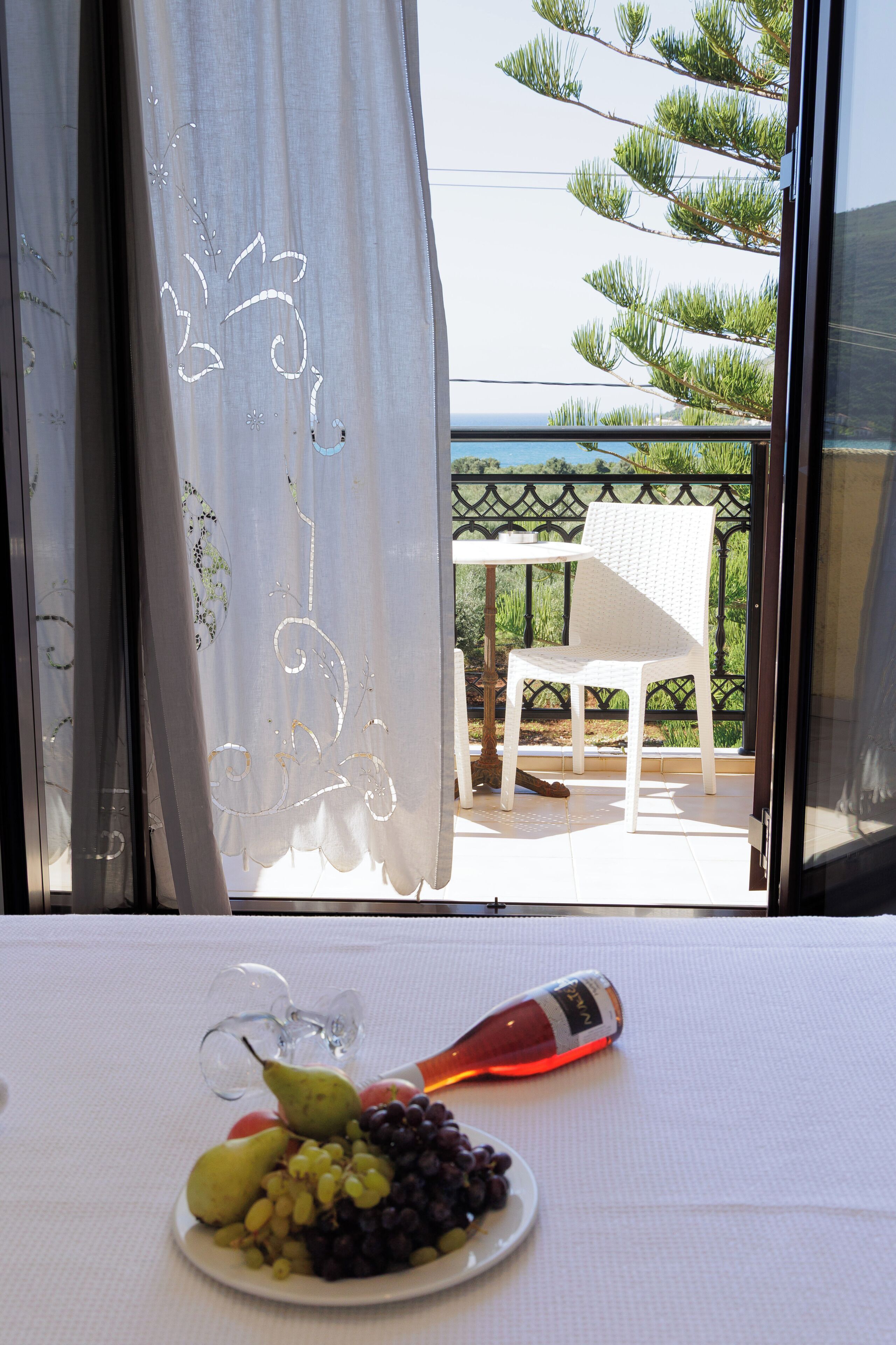 Habitación triple, balcón, vistas al mar | Sistema de insonorización y wifi gratis