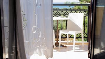 Escritorio y espacio para trabajar con laptop